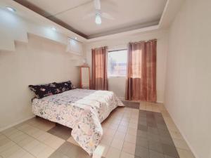 Ένα ή περισσότερα κρεβάτια σε δωμάτιο στο CASA - localizada no centro de Campo Grande - 2 quartos com ar e garagem para 2 carros