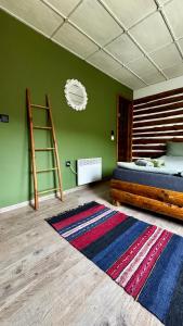 a bedroom with a bed and a green wall at Vista Verde in Oreshak