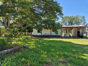 una casa con una mesa de picnic en un patio en Chacra mita í, en La Cruz