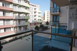 un balcón vacío de un edificio con un pájaro en la barandilla en SUN GATE - Kamil, en Sunny Beach