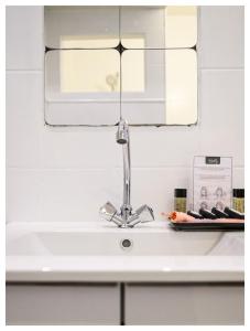 a kitchen counter with a sink and a window at Beau 3P à 20m du métro et 20 min du cœur de Paris in Les Lilas