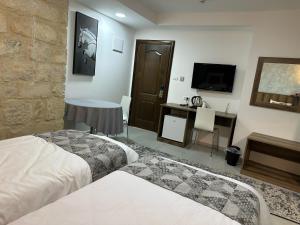 Ένα ή περισσότερα κρεβάτια σε δωμάτιο στο Jerusalem View Hotel