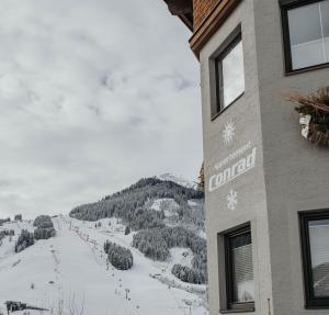 een gebouw met uitzicht op een met sneeuw bedekte berg bij Appartement Conrad in Saalbach Hinterglemm