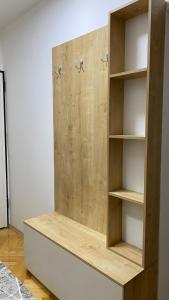 estantería de madera en una habitación en Modern City Apartment, en Bitola