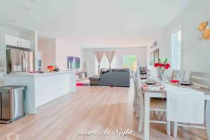 Кухня или мини-кухня в New Luxurious Suite Near Halifax Airport - Starz At Night

