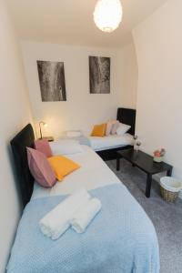 un dormitorio con dos camas y un sofá en Entire home in Staffordshire, en Stafford