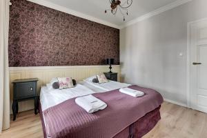 Giường trong phòng chung tại Dom & House - Old Town Swietego Ducha Economy