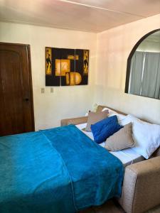 ロレトにあるCasa del Carmen, hermoso departamento en Loretoの大きなベッドとソファのある寝室