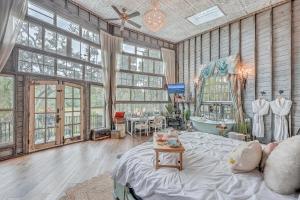 Χώρος καθιστικού στο The Charleston Treehouse