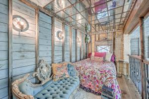 Ένα ή περισσότερα κρεβάτια σε δωμάτιο στο The Charleston Treehouse
