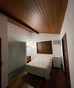 a bedroom with a bed and a wooden ceiling at Linda casa com estilo buziana in Búzios +16 photos