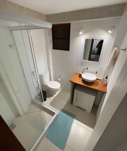 a small bathroom with a sink and a toilet at Linda casa com estilo buziana in Búzios