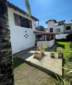 a view of a house from the backyard at Linda casa com estilo buziana in Búzios