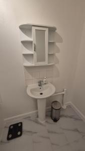 Bilik mandi di Beautiful Double Room In Acton, West London +10 gambar