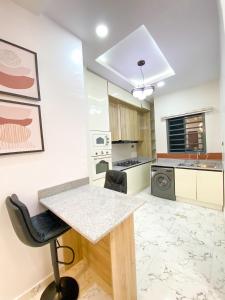 Kuchyň nebo kuchyňský kout v ubytování Beautiful 2 Bedroom Apartment