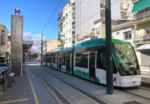 un tram sui binari di una città di Casa Gaviota Maracena a Maracena