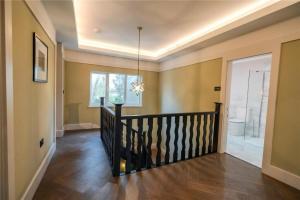 Φωτογραφία από το άλμπουμ του King Bed - En-Suite, Fast WiFi & Ample Parking - 1 Bedroom in 4 Bedroom House HA2 σε Humberston