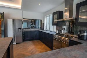 Η κουζίνα ή μικρή κουζίνα στο King Bed - En-Suite, Fast WiFi & Ample Parking - 1 Bedroom in 4 Bedroom House HA2
