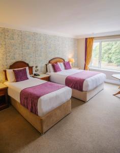 Postel nebo postele na pokoji v ubytování Central Hotel Donegal