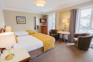Letto o letti in una camera di Central Hotel Donegal