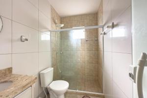 un bagno con wc e doccia in vetro di Casa Brilho Do Mar a Camaçari