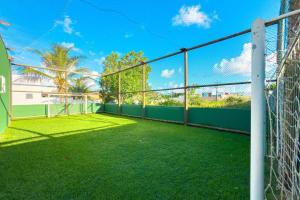 un'immagine di un goal di calcio su un campo da calcio di Casa Brilho Do Mar a Camaçari Altre 8 foto