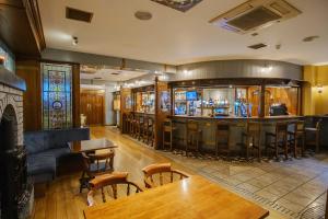 un bar in un pub con divano e tavoli di Central Hotel Donegal a Donegal