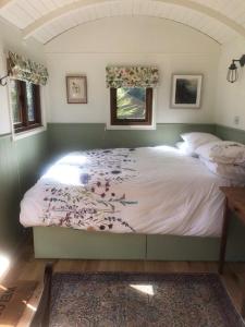 Postel nebo postele na pokoji v ubytování Lovely Shepherds hut near St Ives Cornwall