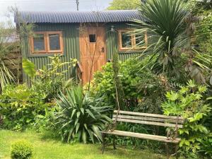 Zahrada ubytování Lovely Shepherds hut near St Ives Cornwall + 13 fotografií