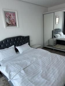 1 cama blanca grande en un dormitorio con espejo en Apartament Elizabeth De Luxe Apart Hotel, en Oradea 10 fotos más
