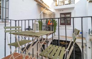 ein Tisch und zwei Stühle auf einem Balkon in der Unterkunft Lovely Apartment In Torremolinos in Torremolinos + 14 Fotos