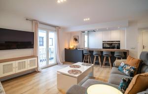 ein Wohnzimmer mit Sofa und Tisch in der Unterkunft Lovely Apartment In Torremolinos in Torremolinos