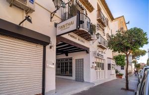 ein Gebäude mit einem Schild an der Seite in der Unterkunft Lovely Apartment In Torremolinos in Torremolinos