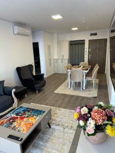 una sala de estar con un sofá y una mesa en Apartament Elizabeth De Luxe Apart Hotel, en Oradea