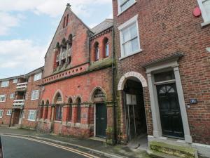 an old red brick building on a street at Psalm Cottage in Scarborough
