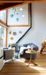 a living room with a blue couch and a table at Casa Rural La Encalá in Ayna