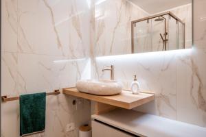 Ένα μπάνιο στο Dolomite Elegance - Chic Flat in San Vito di Cadore +7 φωτογραφίες