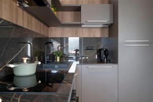 Η κουζίνα ή μικρή κουζίνα στο Dolomite Elegance - Chic Flat in San Vito di Cadore