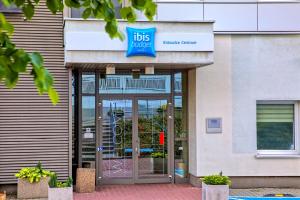 wejście do budynku z napisem "ups" w obiekcie ibis budget Katowice Centrum w mieście Katowice