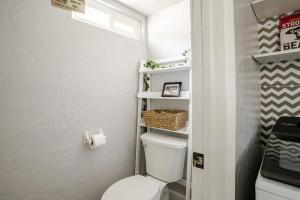 Ένα μπάνιο στο Comfy Modern Big Bear Cabin +61 φωτογραφίες