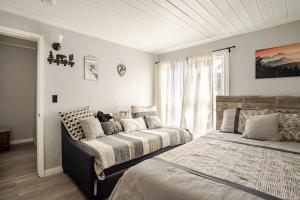 Ένα ή περισσότερα κρεβάτια σε δωμάτιο στο Comfy Modern Big Bear Cabin