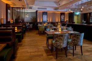 Restaurant ou autre lieu de restauration dans l'établissement Mandolay Hotel Guildford