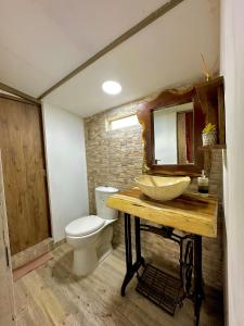a bathroom with a sink and a toilet at Finca Formentera, este tu pequeño paraíso in Dosquebradas
