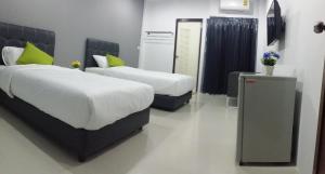 2 camas en una habitación con 2 camas sidx sidx sidx en The Clover Lampang en Lampang