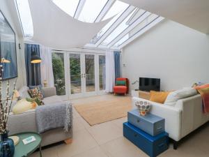a living room with a ceiling with skylights at 6 Inveravon in Christchurch