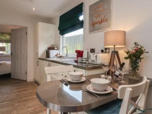eine Küche mit einem Tisch mit zwei Tassen drauf in der Unterkunft Ellesmere Cottage in Hornsea + 5 Fotos