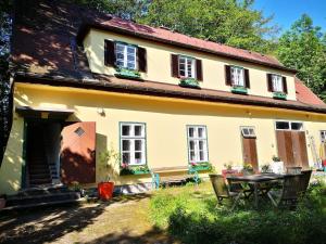 a yellow house with a table in front of it at Kronichhof in Knappenberg