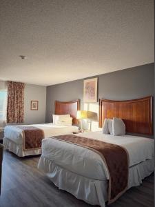 Postel nebo postele na pokoji v ubytování Lake Tree Inn & Suites