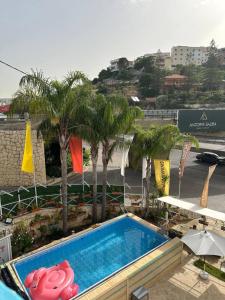 Bazén v ubytování Byblos inn nebo v jeho okolí