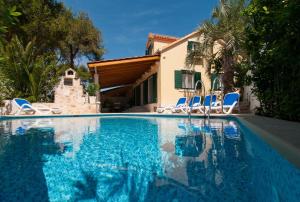 Bazén v ubytování Exclusive Beachfront Villa with Pool for 8 at Island Brač nebo v jeho okolí